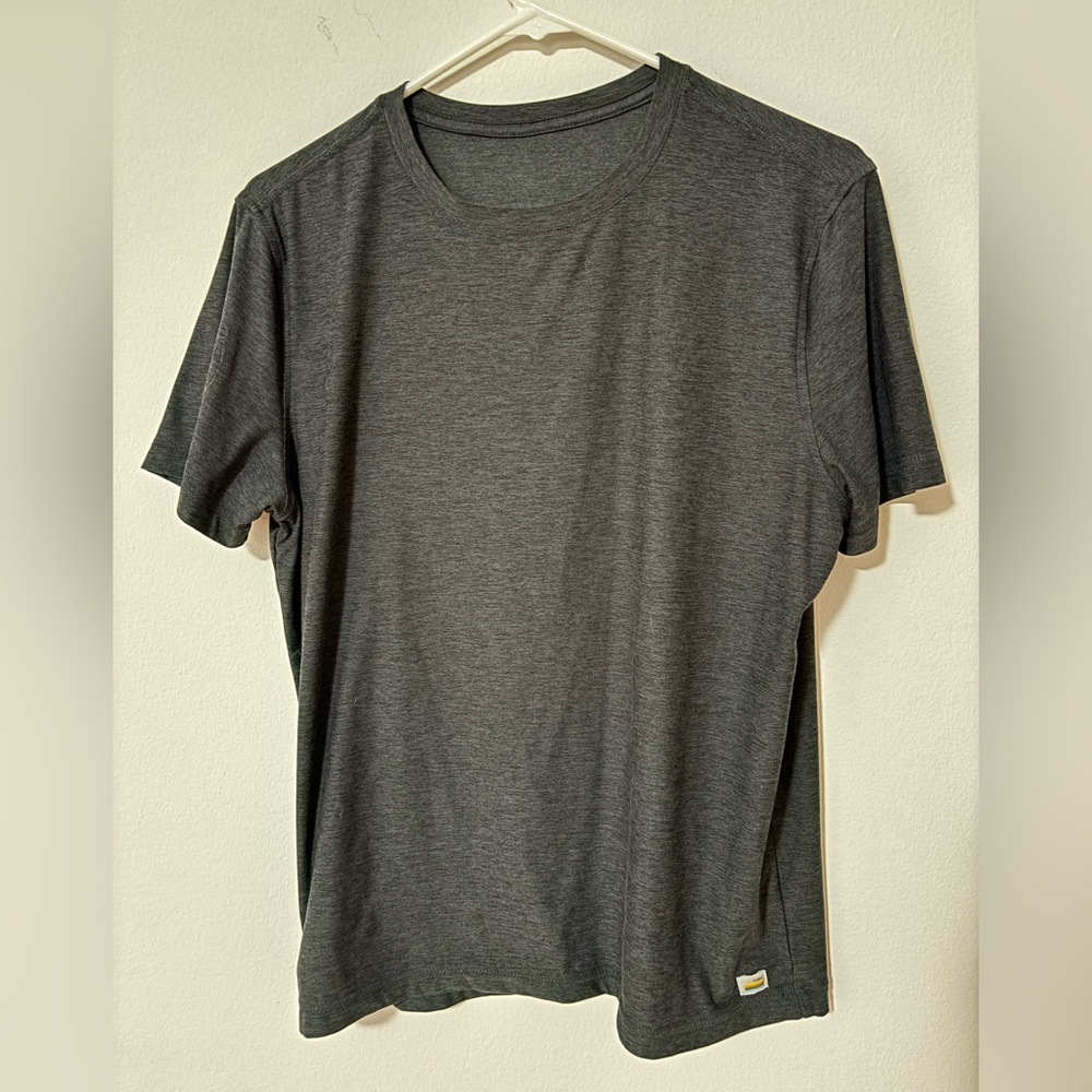 Vuori Men’s Strato Tee Charcoal Gray